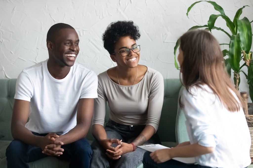 Happy,African,American,Couple,At,Successful,Visit,Psychologist,,Smiling,Wife I en värld där alltmer måste bli hållbart verkar vi ha glömt bort våra relationer.